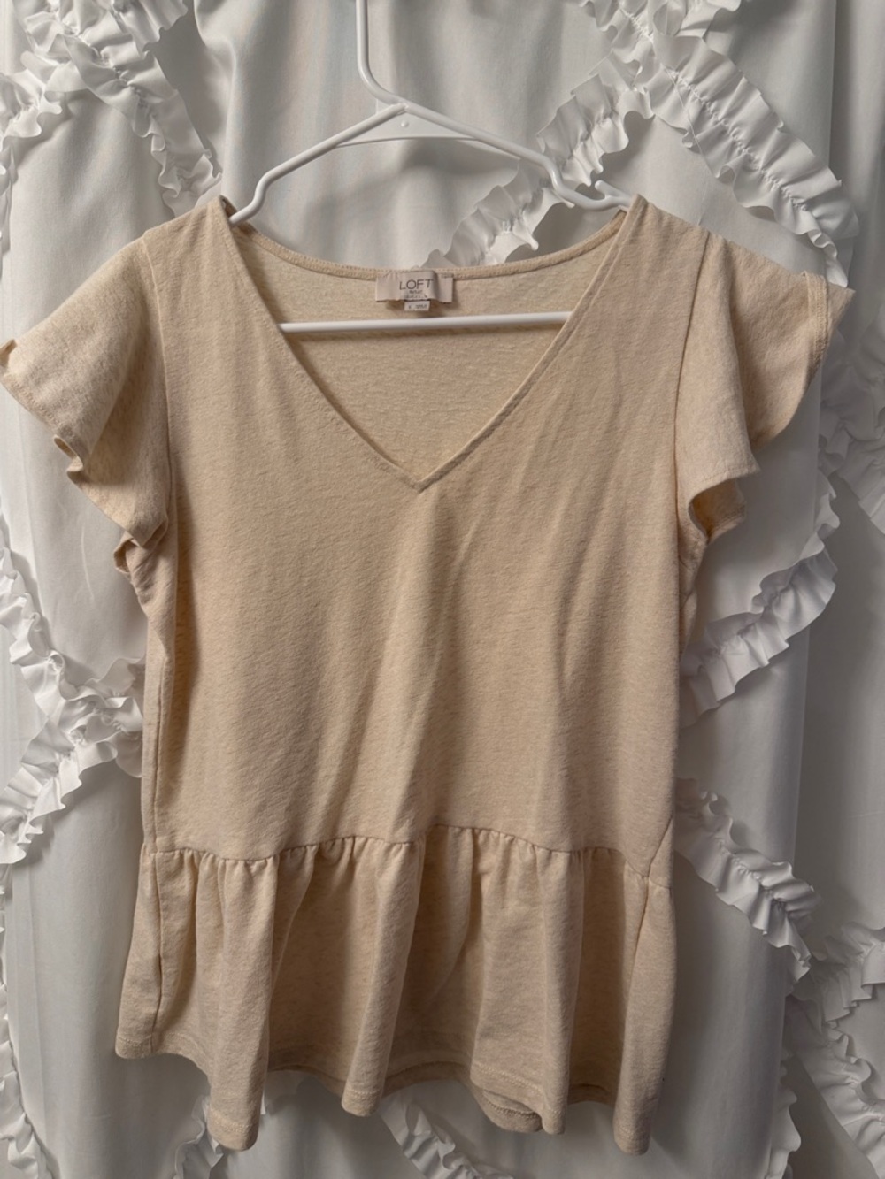 LOFT Cream V‑Neck Peplum Flutter Sleeve Top